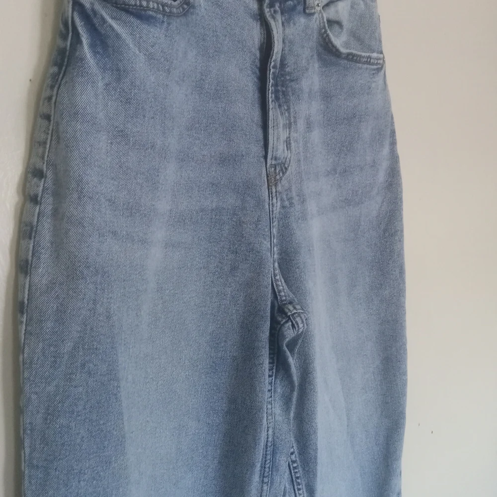 H&M High Rise Light Blue Jeans - Picture 2 of 9